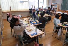 姉妹都市に関するクイズも出題、元気よく答えてくれました。