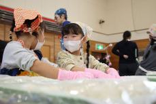 おもち丸め係待機中