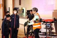 休憩時間もドローン愛が止まらない江良さん