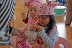 もち米の感触を確かめます2