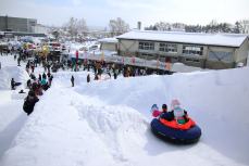 雪像と一体型の巨大すべり台