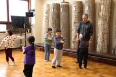 お姉さんたちと作ったおもちゃで遊びます