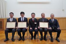 受賞者(左から香川教諭・風連中学校石本校長・今村上川教育局長・キマロキ保存会の菅野会長・中村副会長)