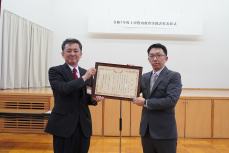 賞状を受け取る香川教諭