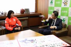談笑する瑠奈選手と加藤市長