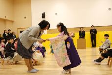 保護者に卒園証書を手渡す