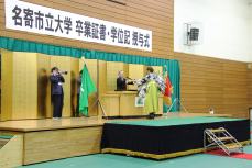 卒業証書授与(社会福祉学科代表)