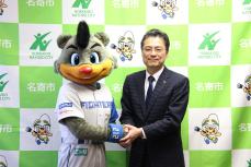 熱い握手を交わすB・B(左)と加藤市長(右)