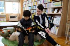 本を読んでいる児童