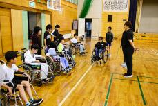 車いすのコツを聞く生徒