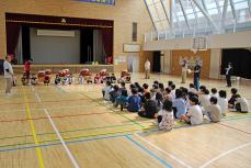 中名寄小学校の児童と南小学校の児童が授業について先生から説明を受けている様子
