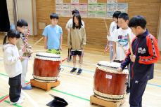 中名寄小学校の児童に太鼓のたたき方を教わる南小学校児童二枚目