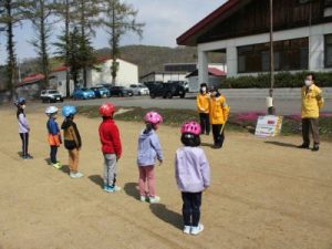 グラウンドでの学習の様子（低学年）