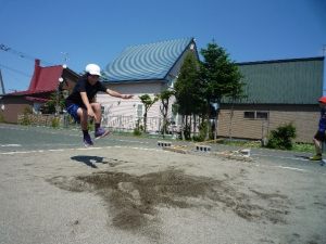 走り幅跳びの様子2