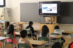 スライドで避難方法を確認している様子