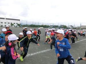 元気よく走る子ども達