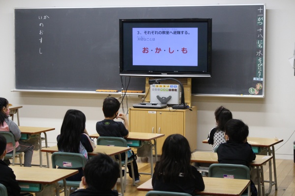 ビデオ放送で学習している様子