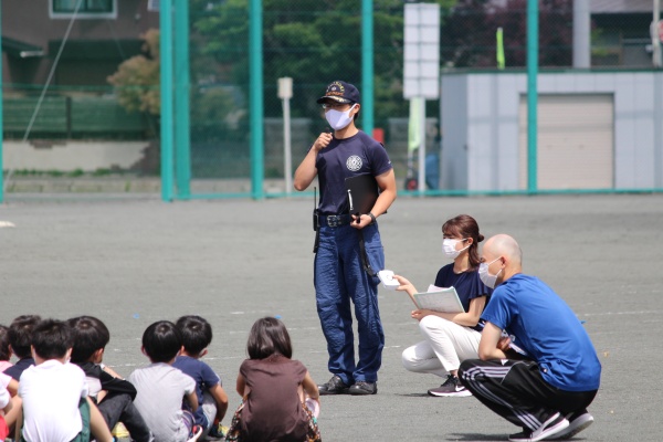 消防署の方のお話を聞いている様子