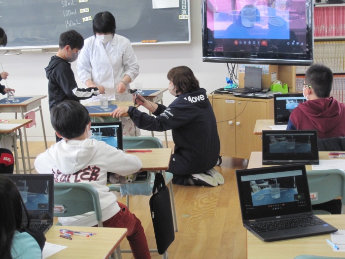 タブレットを活用した実験の様子