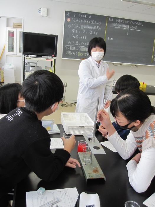 ろ過の実験の様子1