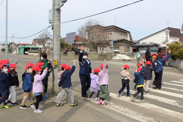 横断歩道を渡っている様子