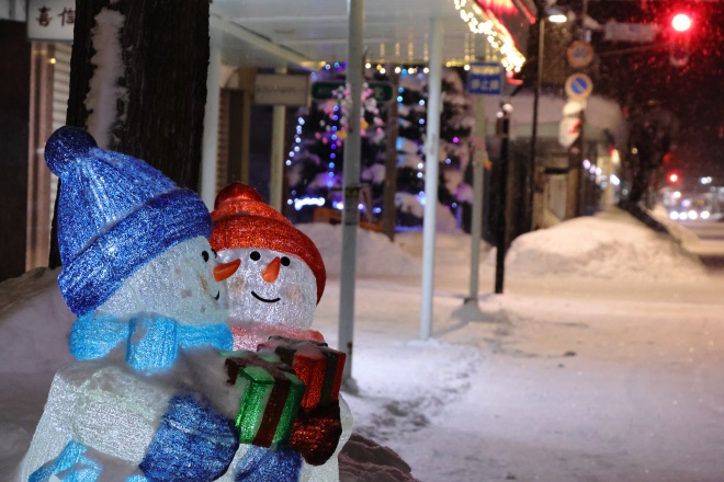 通りを見守るスノーマン