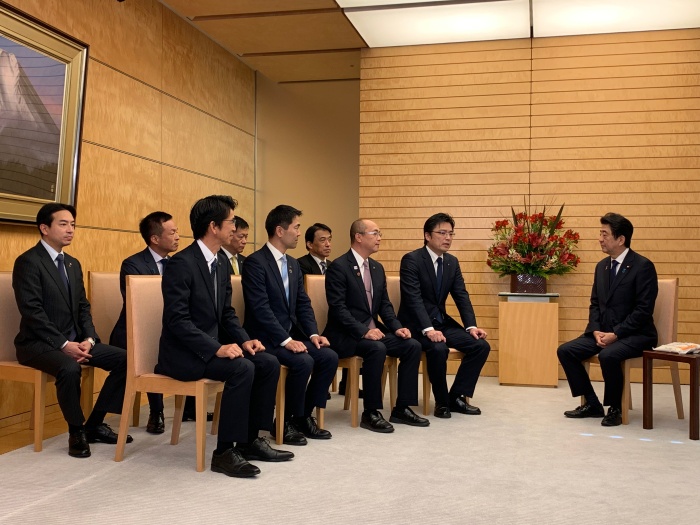 安倍首相と面談する全国青年市長会のメンバー（代表加藤市長）
