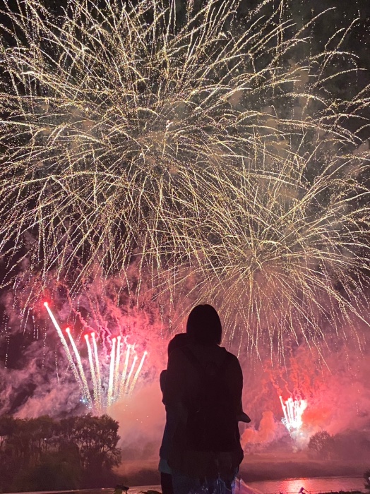 花火大会をみる二人