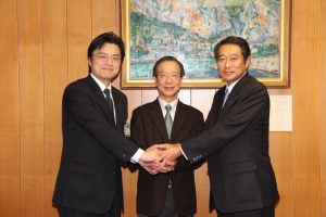 加藤市長と羅副代表および田中区長の写真