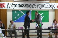 握手を交わす名寄市長とドーリンスク第1副市長の写真