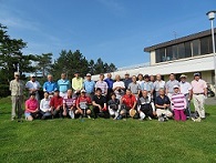 ゴルフツアー参加者の集合写真