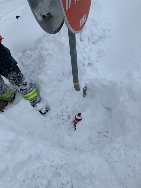 除雪の雪により埋まった消火栓